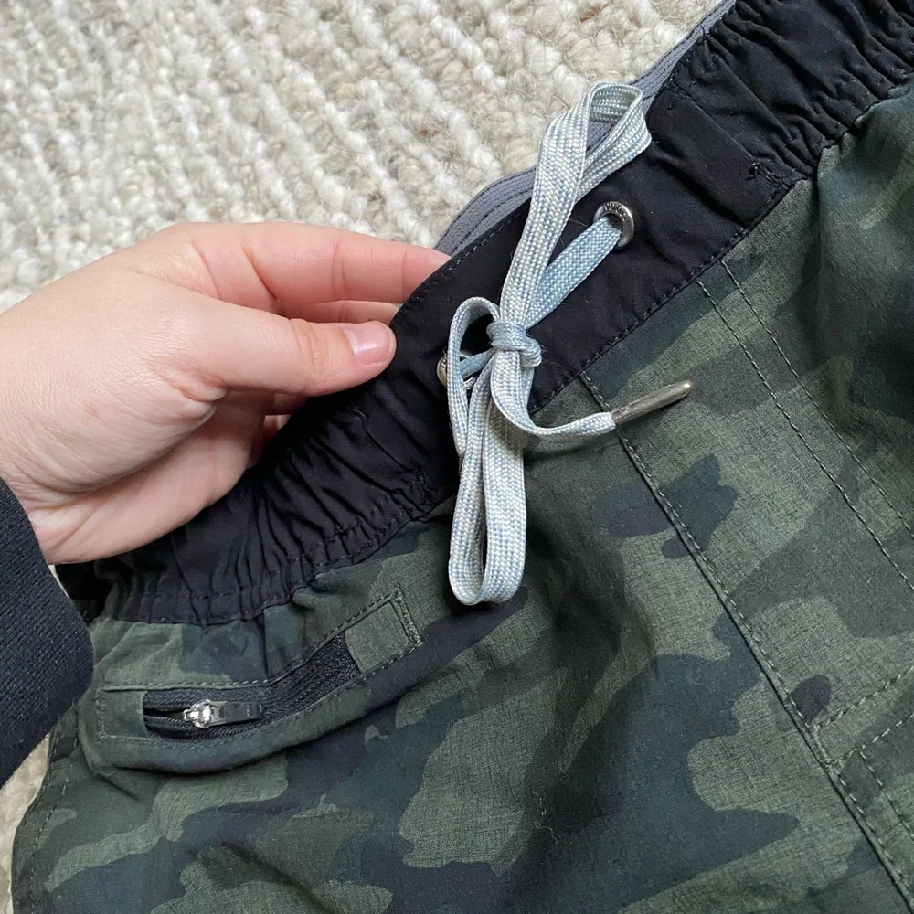 VUORI men’s green camo 9” shorts size‎ small